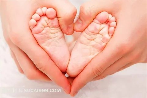 母亲和婴儿系列 -握着宝宝小脚的手 母亲和婴儿系列 -握着宝宝小脚的手