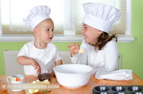 厨房里吃东西的儿童图片素材