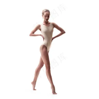 双脚立在地上的金发舞蹈演员