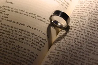 书本与戒指图片
