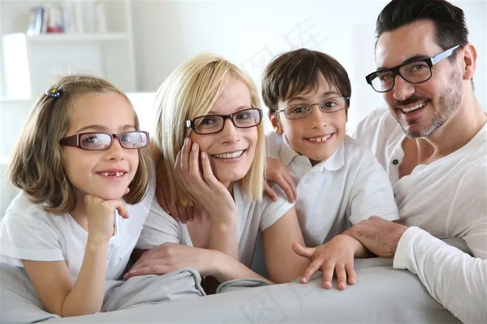 戴眼镜的一家人