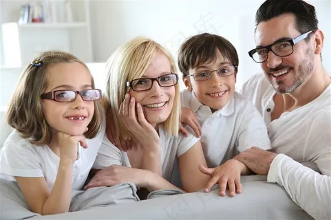 戴眼镜的一家人 戴眼镜的一家人