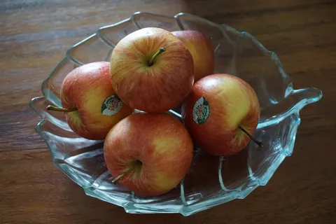 果盘里新鲜苹果图片 果盘里新鲜苹果图片