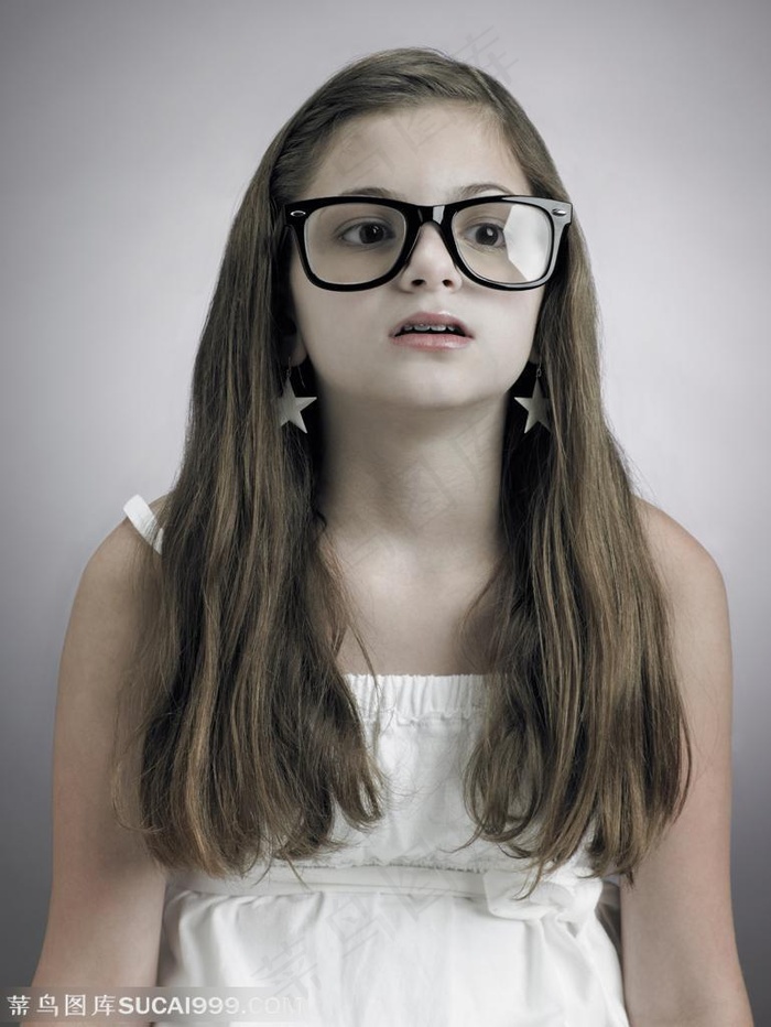 宣传画册广告素材 带着黑框眼镜呆呆望着的外国女孩