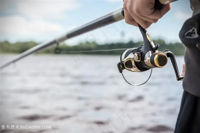 湖边钓鱼的人物高清图片