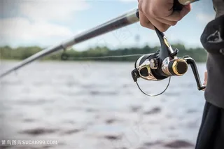 湖边钓鱼的人物高清图片