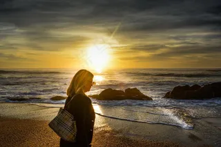 孤独海边美女背影图片