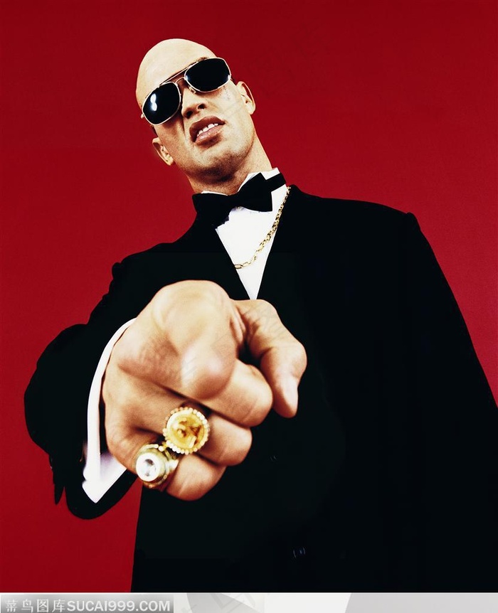 超级个性人物-传黑色西装戴墨镜的外国男人手指着