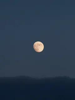 黑夜天空月亮图片 黑夜天空月亮图片