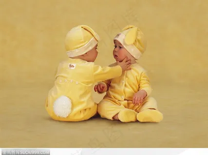 互相抚摸的兔装婴儿