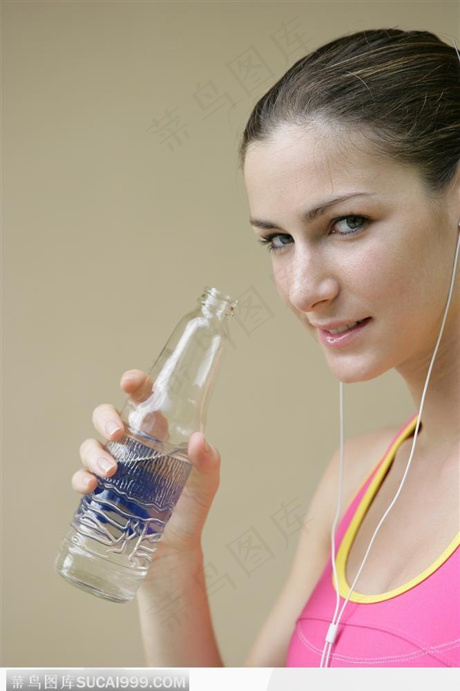 休闲生活·运动-喝矿泉水侧脸看的女子