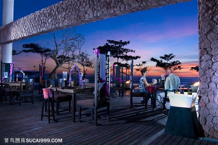 晚霞中两位正在高档西式餐厅用餐的情侣