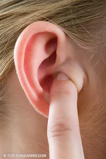 人体器官特写-手指塞入耳朵里面