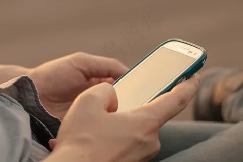 玩手机图片 玩手机图片
