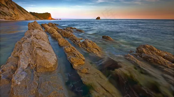 海中的石    海中的石