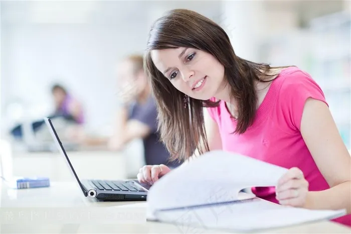 认真学习的学生美女图片职场人物