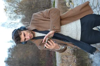 戴耳机的英伦风帅哥图片