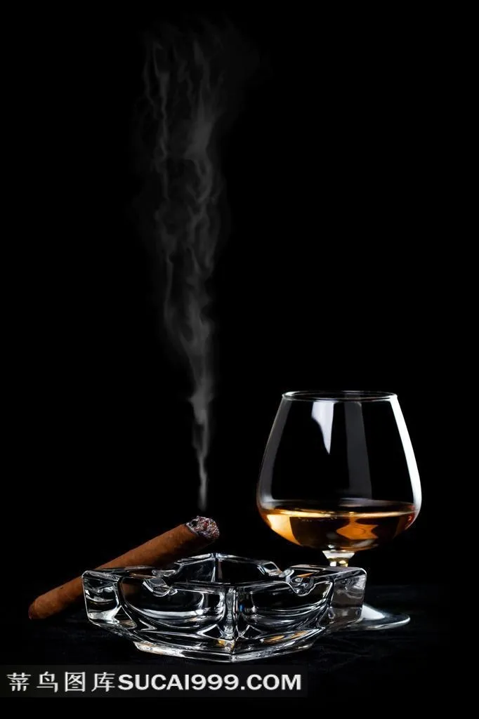 烟灰缸上的雪茄和洋酒图片素材