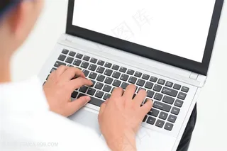 操作电脑的商务人士高清图片