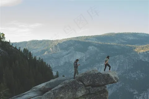 山崖顶上的俯视 山崖顶上的俯视