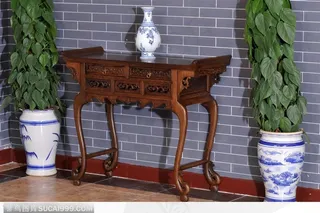 传统工艺品-桌子和花瓶