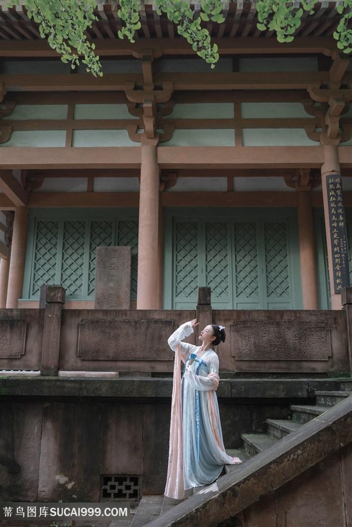 城楼下的古装美女图片