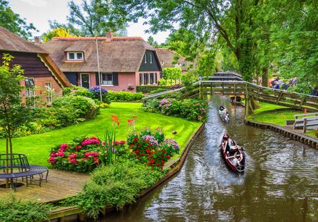 自然小河大船旅游风景