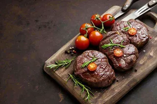 西餐美食牛肉羊肉烤肉扒类番茄食品摄影图