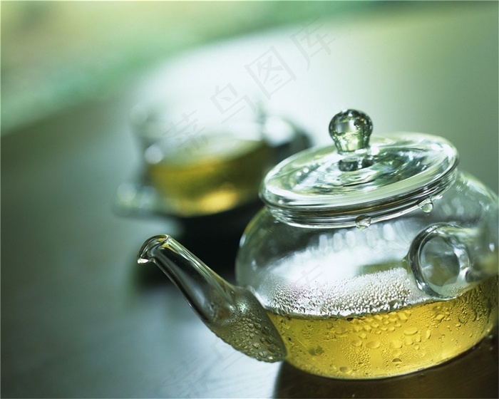 玻璃透明茶壶泡的绿茶