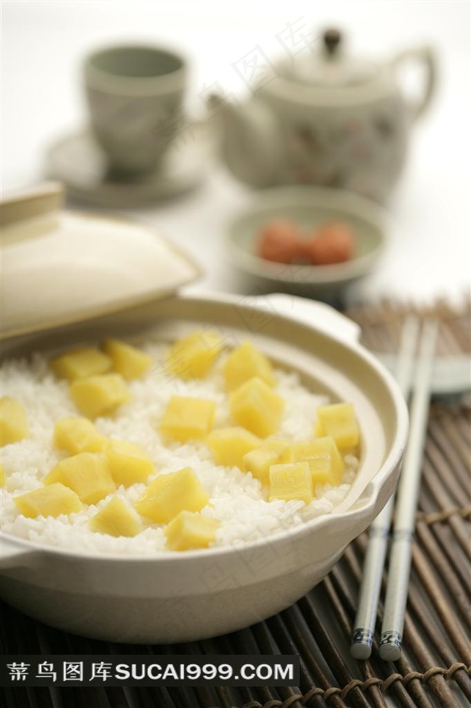 砂锅里蒸好的米饭和红薯粒