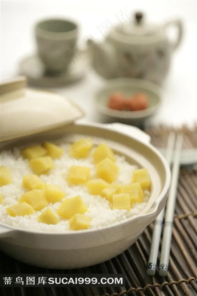 砂锅里蒸好的米饭和红薯粒