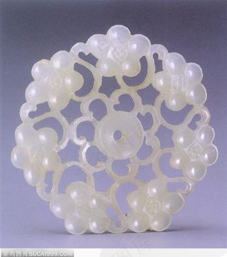 中华传统工艺-镂空雕刻的梅花