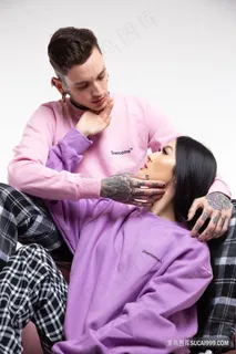 紫色卫衣情侣装情侣图片