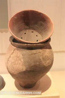 半坡博物馆馆藏炫纹带盖陶罐文物