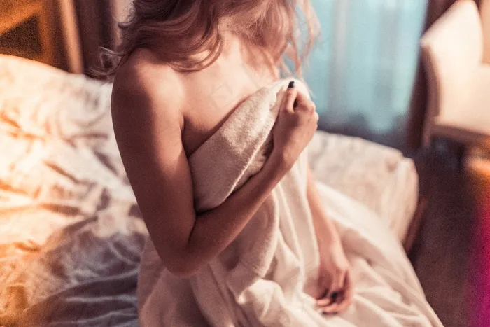 浴巾半裸美女图片