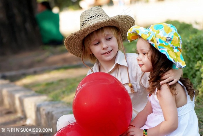 公园里的小男孩小女孩儿童图片