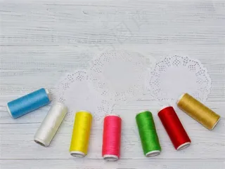 桌子上的缝纫线