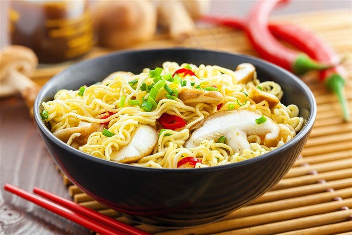 黑色碗里面煮好的泡面高清摄影