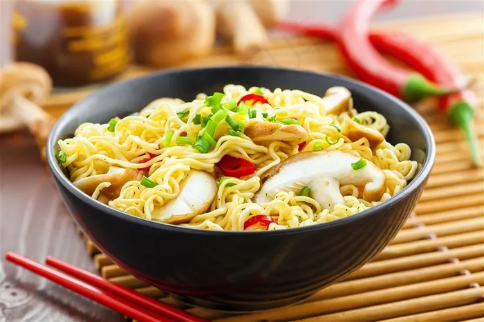 黑色碗里面煮好的泡面高清摄影