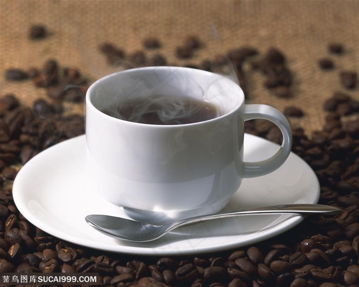 午后品茶-白色瓷杯中的茶水