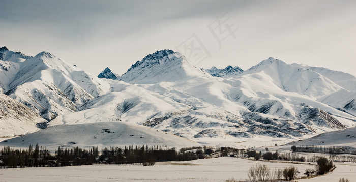 冬天山脉雪景图片