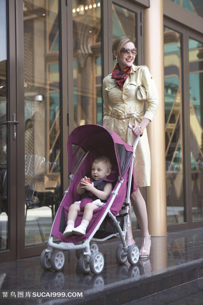 美丽的妈妈和婴儿一起逛街