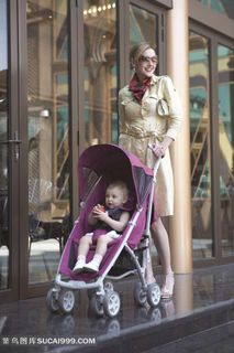 美丽的妈妈和婴儿一起逛街