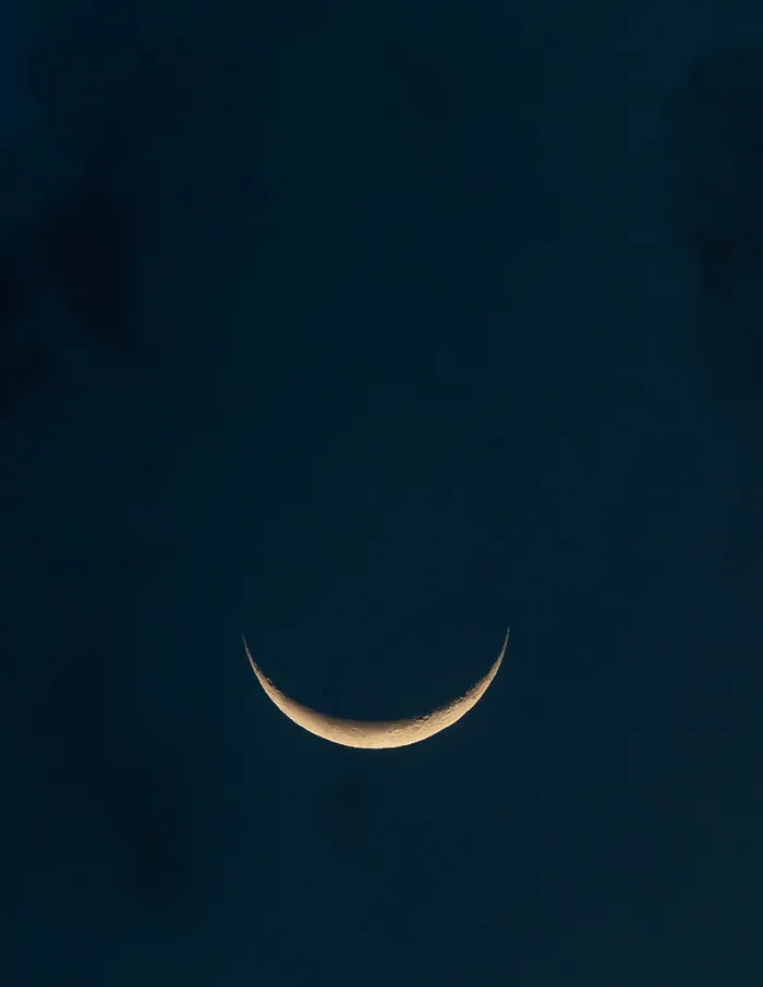 下弦月夜空图片