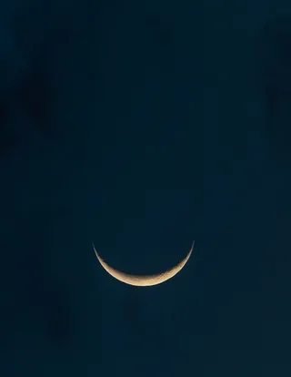 下弦月夜空图片