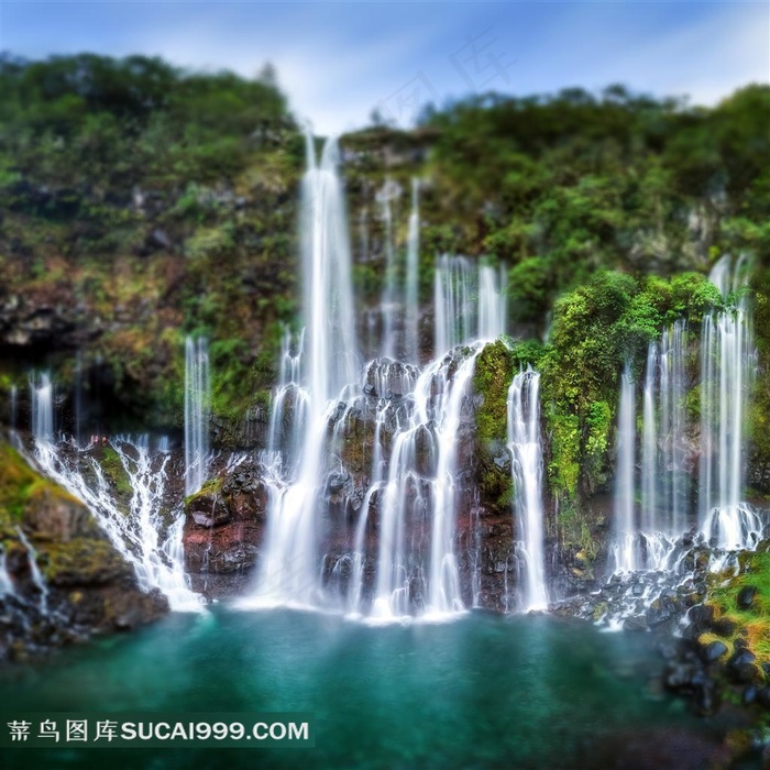峭壁上的植被瀑布自然风光摄影高清图片