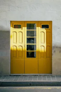 黄色木制大门图片