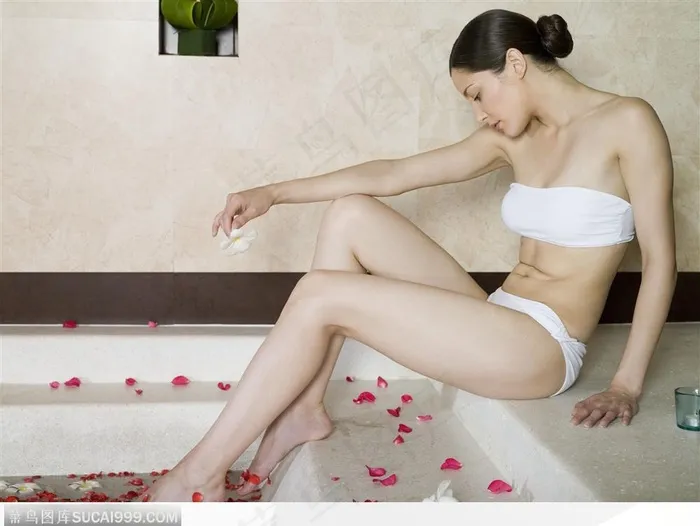 SPA水疗·修身养性-双腿伸入泡着花瓣的浴缸