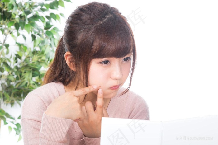 清纯女孩可爱女生美女日本女孩美妆化妆挤痘痘高清摄影图