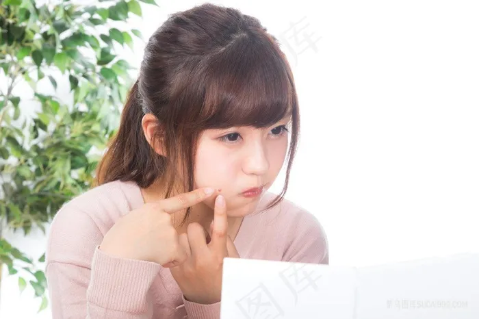 清纯女孩可爱女生美女日本女孩美妆化妆挤痘痘高清摄影图
